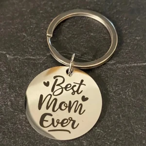 Nyckelring med text. - Silverpläterad nyckelring med text.    15% rabatt vid köp av fler annonser.  Samfraktar.