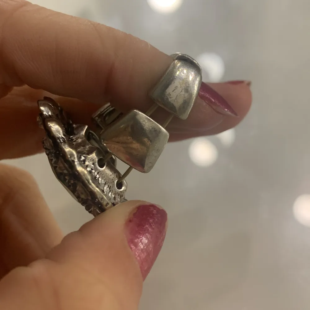 En silver ring med en grön diamant på. Aldrig använt men den är bekväm och i bra skick. Passar förmodligen alla fingrar för den kan stretchas ut där bak. Fick den av mammas kompis för ungefär 2 år sen.. Asusteet.