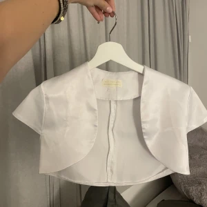 Satin-bolero - En sjukt snygg satin bolero!💕Köparen står för frakten!💕