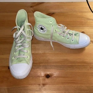 Gröna Converse - Limegröna hightop Converse. Använda ett par gånger men skicket är mycket bra och nästan som nytt. Storlek 37,5 men passar mig som vanligtvis har storlek 38 i Converse och 38-39 i skostorlek generellt. Hör gärna av dig vid frågor eller för fler bilder!