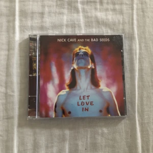 let love in - nick cave and the bad seeds - begagnat fint skick. ⭐️  tar ej köp nu!!! betalning via swish i privat chatt. frakt tillkommer på 45kr ifall du ej kan mötas upp i östersund.