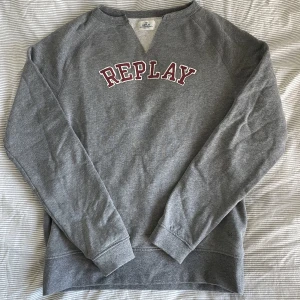 Replay Tröja - collagetröja från Replay med häftig urringning🌟 Väldigt bra skick!