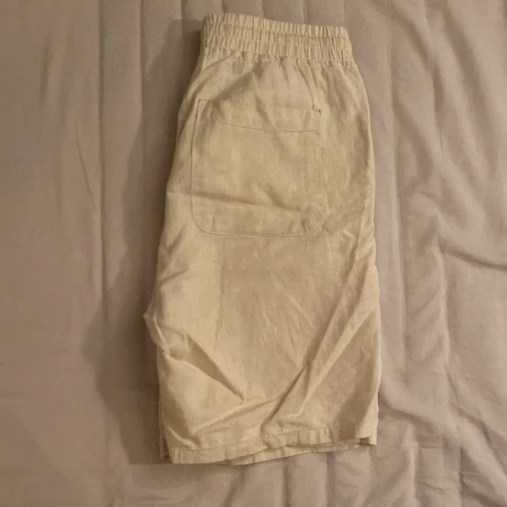 Jag säljer de här linne shortsen då jag inte använder dom längre. Shorts.