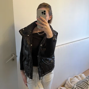 Pufferväst dam - Hejsan, säljer min Pufferväst från H&M som är helt och hållet ny och aldrig använd. Precis som helt ny🖤🌸