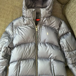 Ralph lauren dunjacka - Mörkblå dunjacka från ralph lauren, perfekt till vintern. Storlek XL men väldigt liten så passar  S. Köpt för 4800