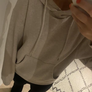 Beige hoodie  - Jättesöt beige hoodie från Lindex💕