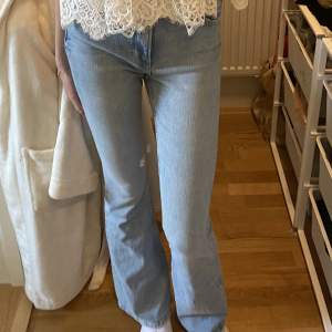 Superfina ljusblåa jeans med flare leg⚡️⚡️ jag är 176cm som referens 💘💘