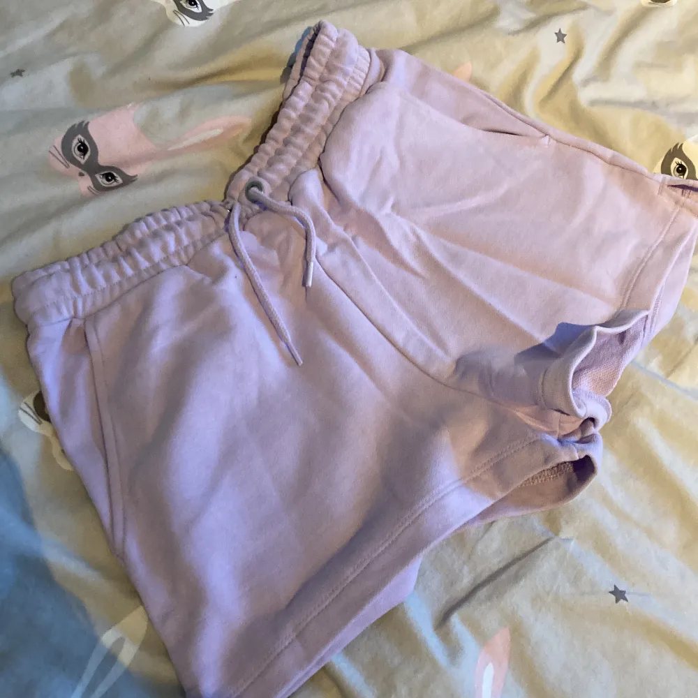 Säljer mina fina lila shorts i storlek 158/164 😊använd typ 3 gånger super fint skick å inga skador använder bara inte dom.riktigt mysiga å köna. Shorts.