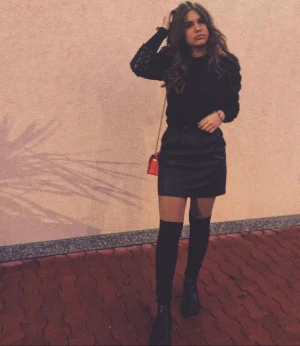 Svart tröja från Zara - Jättefin för speciella tillfällen! Använde den 2-3 gånger och den har suttit i min garderob i nästan 4 år för jag tyckte den va för fin men säljer pga att den tyvärr kommer  inte till användning, storlek L men motsvarar storlek S/M