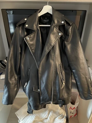 Skinnjacka - Aldrig använd skinnjacka från Stradivarius, storlek S men är lite oversized! Pris går att diskutera 