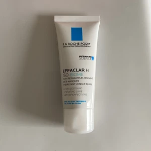 La Roche Posay - Använde den typ två gånger innan jag insåg att den är för torr hy och inte oljig💀köpte för 220 på lyko