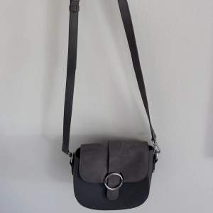 Mörk grå handväska 
