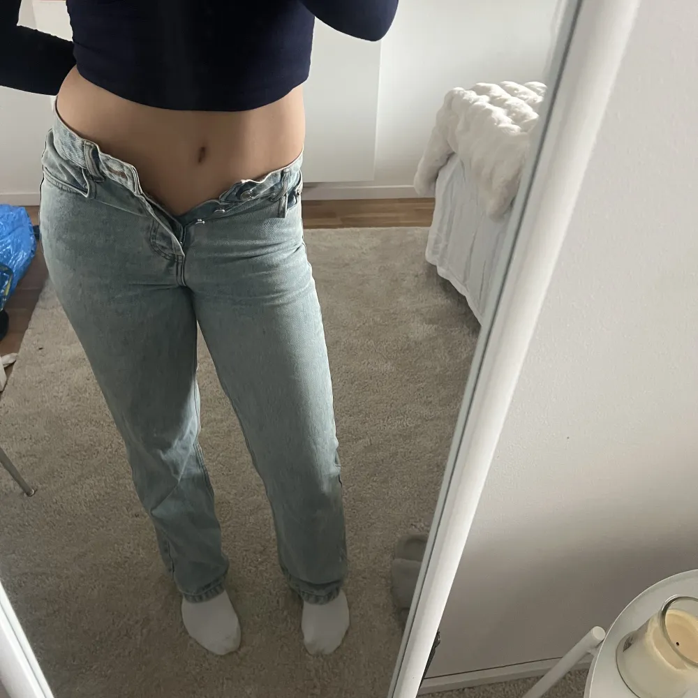 Blåa straighta jeans från Asos. Mid waist.🌟. Jeans & Byxor.
