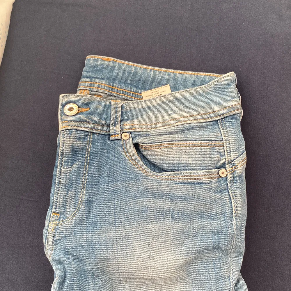 Säljer mina lågmidjade pepe jeans som är i bra skick och beställde från sellpy , men tyvärr för stora.   kontakta för fler bilder 💘. Jeans & Byxor.