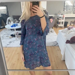 Mönstrad klänning  - Säljer denna vackra mönstrade klänningen, i  bohemisk stil❤️ inga defekter och knappt använd. Skriv vid intresse och köparen står för frakten 🫶🏼