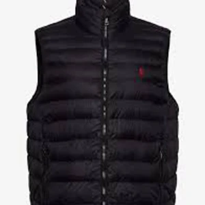 Polo Ralph Lauren väst - Säljer min superfina väst från Ralph Lauren.  Som på bilden fast med vit logga typ.  Strl 14 år Superfint skick!  Kostar 1500 ny, säljer för 600kr💓 Kontakta mig för fler bilder 💓  