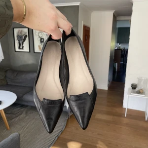 Spetsiga ballerina💗💗 - Spetsiga ballerina skor😍älskar dessa men tyvärr en storlek för liten🙈inte nya men bra skick💘💘💘