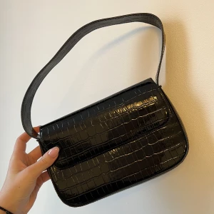 Handväska från H&M - Hej säljer denna super fina handväskan som aldrig kommit till någon använd tyvär, den är helt ny med inga alls skador🖤🫧