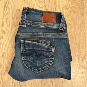 Pepe Jenas  - Säljer ett par fina Jenas från Pepe Jenas. Köpte i våras och är i bra skick. 