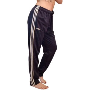 Mörkblå ADIDAS byxor tracksuit träningsbyxor - Mörkblå adidasbyxor i storlek L, fint skick! Personen på fotot är 166cm lång. Använd gärna köp-knappen 💖💖💖