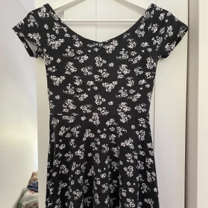 Klänning  - En vanlig bomullsklänning från Gina tricot