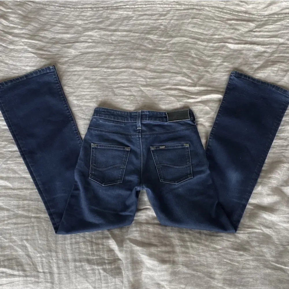 Supersnygga lågmidjade jeans från Lee. I nyskick. Midjemåttet 36 cm tvärs över och Innerbenslängden 77 cm. . Jeans & Byxor.