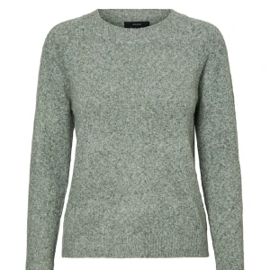 Stickad tröja  - Jätte fin stickad tröja från Vera Moda. Säljer den då den inte kommer till användning, den är sparsamt änvänt utan tydliga defekter💕