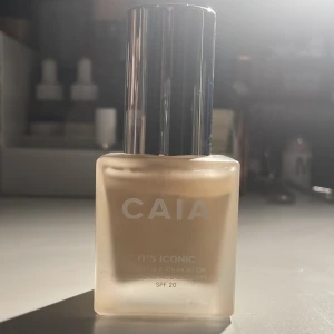 Fundation Caia  - Fundation från Caia använd fåtal gånger i färgen 1w ( se bilder för att se hur mycket som är kvar ) 💕🙌🏻 