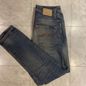 Nudie jeans ”grim tim” - Säljer dessa riktigt snygga och eftertraktade nudie jeans. Modellen ”grim tim” sjukt snygg färg och i jättebra  skick. Storlek 29/32