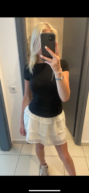 Vit volang kjol - Använt endas 3 gånger