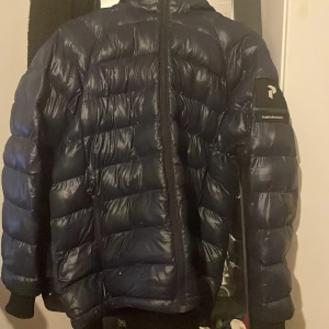 Peackperformece jacka  - Ny pris 2800 säljs 1700kr blivit för liten två små håll derför säljs billigare 
