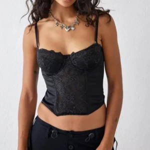 korsett topp - topp fem Urban outfitters, nypris är ca 600kr! Aldrig använd som ny, supersnygg till utgång eller när man ska vara lite festligt🫶🏻