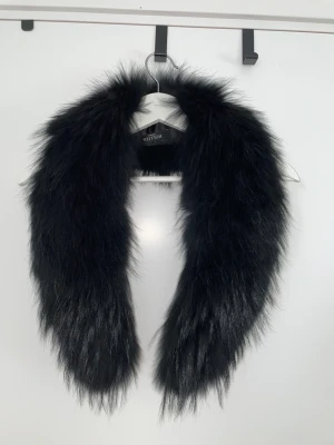Äkta pälskrage - Helt ny. Inköpt på Kajs. 