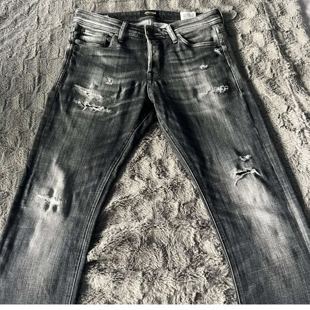 Jag säljer dessa tvär feta Jack&Jones jeans för riktigt bra pris! Köpte dom av en annan person här på plick men tyvärr har dom lite för små på mig men skicket är verkligen 10/10! Färgen är mörkgrå/nyanser😍Skriv vid funderingar eller om ni har några frågor. Jeans & Byxor.