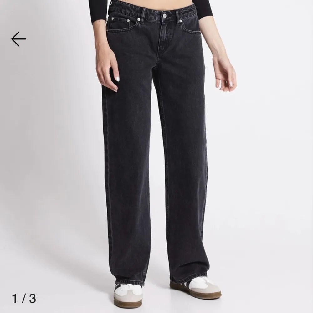 Säljer dessa jeans som tyvärr inte kommer till användning endast använda en gång. Köpta för 400kr . Jeans & Byxor.