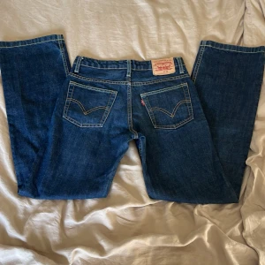 raka mörkblå levisjeans - Så snyggaa levis jeans som tyvärr är för små för mig (har därför inga bilder med dom på)💕står endast strlk 12 men skulle gissa att dom är en xs 💕Jeansen är i nyskick  Midjemått: 66cm  Innerbenslängd: 68cm