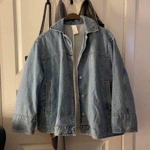 Carin Wester jeansjacka i S - Säljer super fin Carin Wester jacka (köpt förra året och använd fåtal gånger) köpt för 949kr, vill bara rensa fort därför det låga priset!