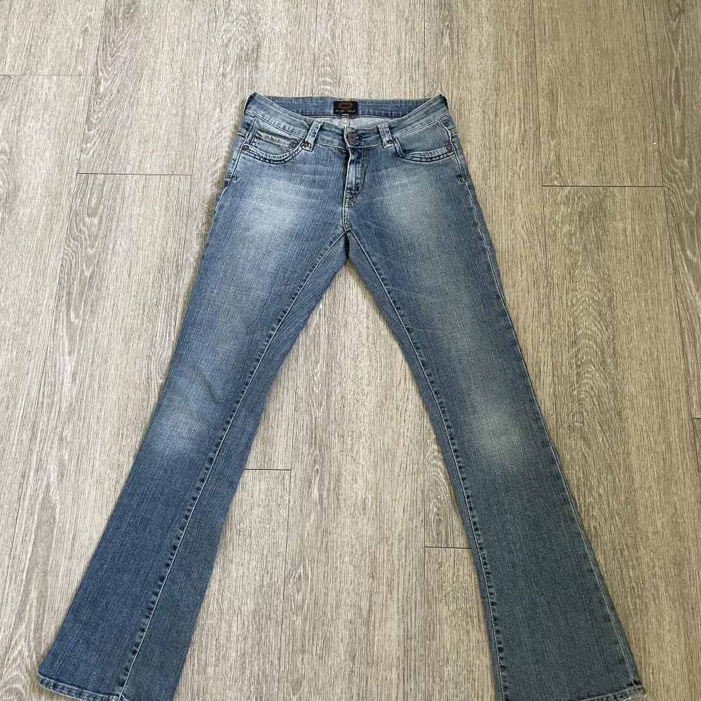Säljer mina lågmidjade bootcut jeans från crocker. Säljer pågrund av att dom tyvärr inte passade mig💕pris kan diskuteras, hör av er vid frågor eller intresse💕 . Jeans & Byxor.
