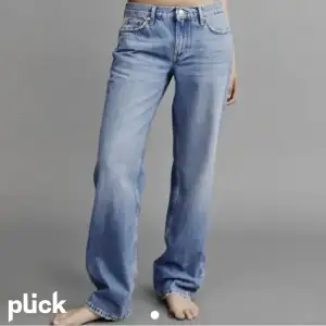 Lågmidjade jeans från Gina tricot! Jätte finat skick och en fin mörk blå färg! Storlek Xs-S! Priset kan diskuteras!