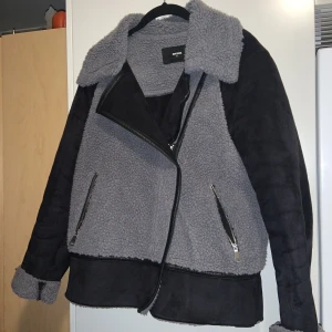 Vinterjacka - Vinterjacka från BikBok Längd: 60cm Bröstet/armhålorna: 54cm