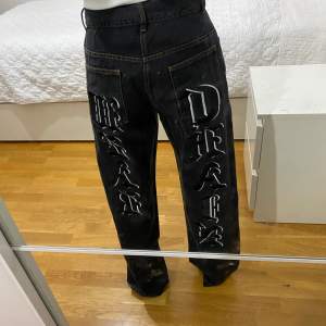 Helt nya Jeans med tryck bak och ett kors framme. Aldrig använda pga fel storlek, köpta från Lulamachain Ord pris 750 Pris kan diskuteras 