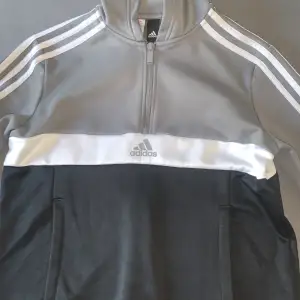 Adidas tröja är i fin skick inte sönder eller någonting  Storlek 152     11-12 år Köpt för 300 kr