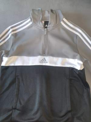 Adidas tröja är i fin skick inte sönder eller någonting  Storlek 152     11-12 år Köpt för 300 kr