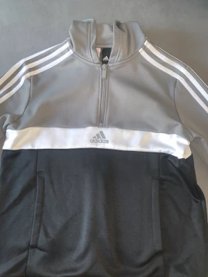Adidaströja  - Adidas tröja är i fin skick inte sönder eller någonting  Storlek 152     11-12 år Köpt för 300 kr