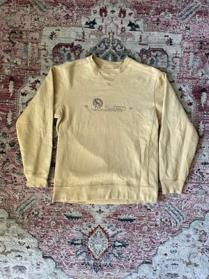 Eddie Bauer Tröja - Säljer nu denna fina tröjan i storleken M, tröjan är gjort i ett hållbart material. 