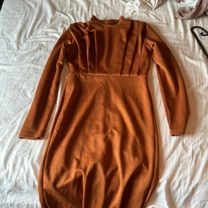 klänning - använt fåtal gånger