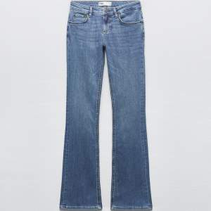 Säljer zaras ZW bootcut low-rise jeans i storlek 34, säljs inte länge🫶 