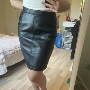 Skinnkjol - Skinnkjol knälång 