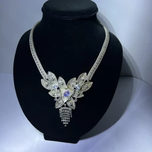 Vintage kristall halsband  - Ett Vintage kristall halsband. När vi säger COOLT så menar vi verkligen att detta halsband är något utöver det vanliga, passa på🙌 (OBS: skick inte nytt men ok)  