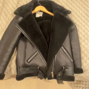 Zara jacka  - Säljer min jätte fina jacka som jag köpte förra vintern för 1200kr från zara den är väldigt varm. Säljer den för 700kr🩷🩷